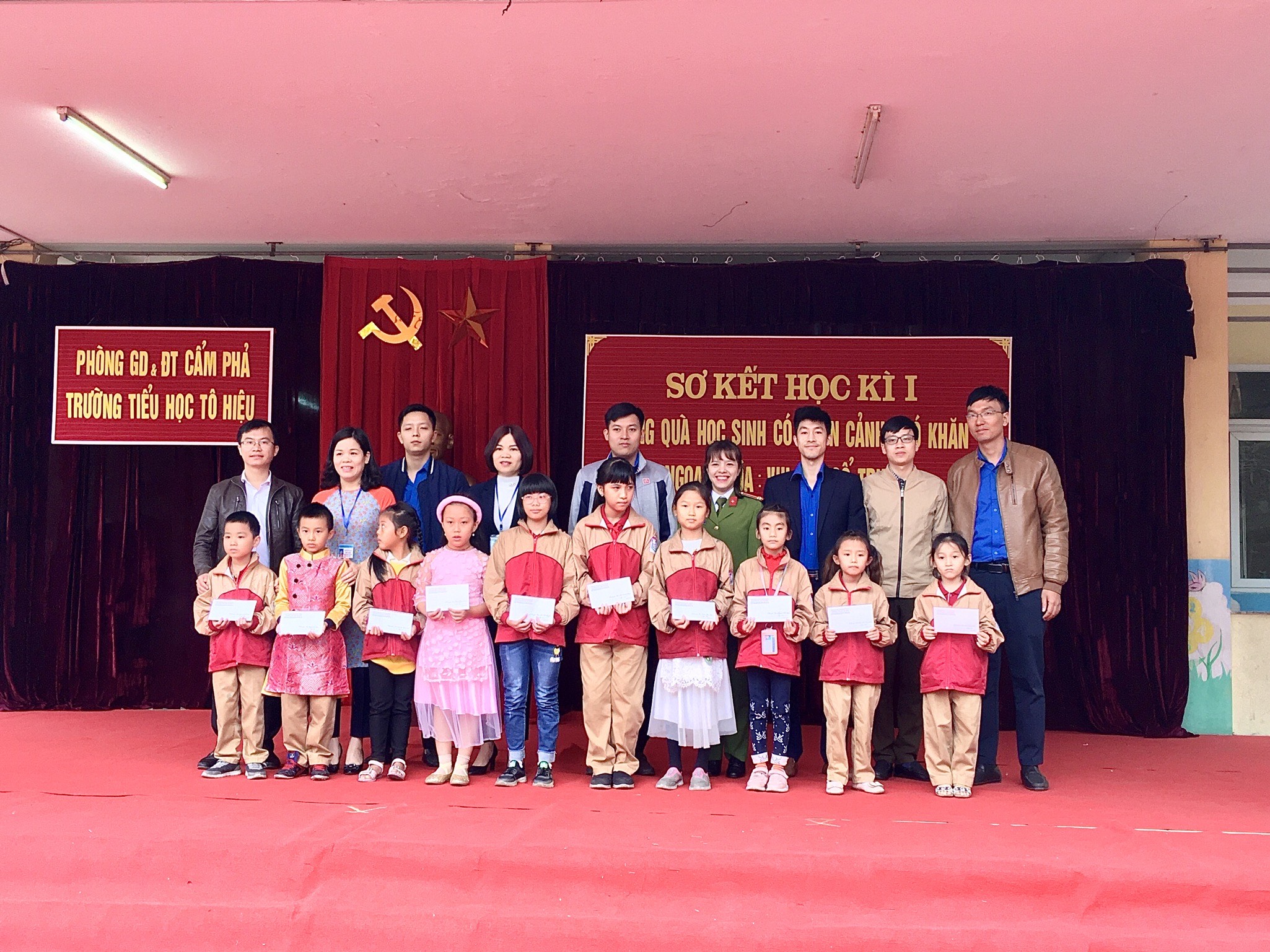 Cụm đoàn kết nghĩa phường Cẩm Trung tặng quà Tết cho các em học sinh nghèo vượt khó của trường TH Tô Hiệu