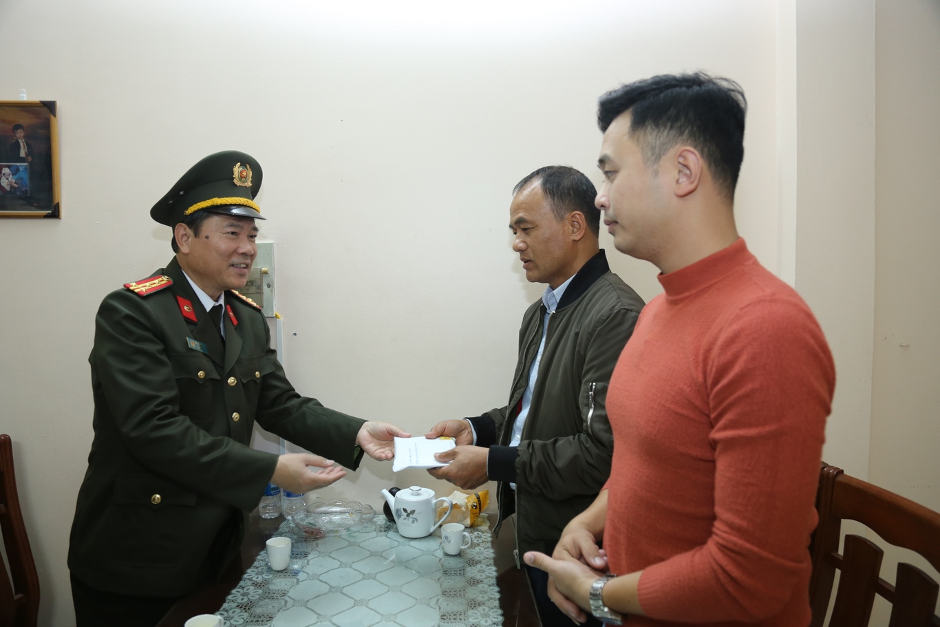 Đại tá Đỗ Văn Lực, Giám đốc Công an tỉnh trao số tiền cán bộ chiến sĩ Công an Quảng Ninh quyên góp đến thân nhân liệt sỹ Dương Đức Hoàng Quân