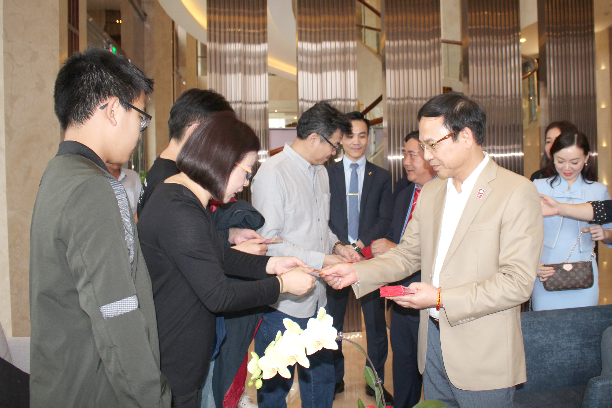 Đồng chí Đặng Huy Hậu, Phó Chủ tịch UBND tỉnh, lì xì chúc mừng năm mới cho du khách tại Khách sạn Central Luxury Hạ Long.