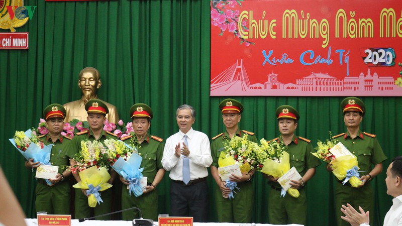 Ông Ngô Minh Châu, Phó Chủ tịch UBND TPHCM trao thư khen, tiền thưởng cho đội phá án.