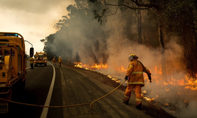 Lực lượng cứu hỏa dập tắt đám cháy ở cao tốc Prince, Australia hôm 5/1. (Ảnh: NYTimes)