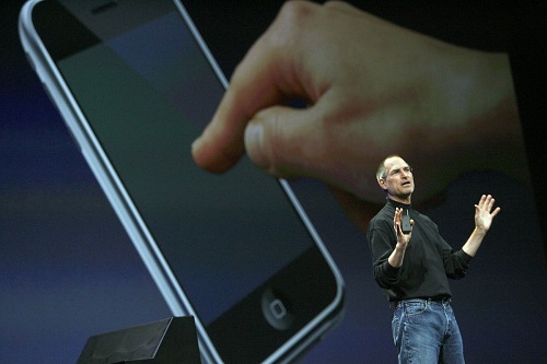 Thế hệ iPhone đầu tiên là một trong những sản phẩm ấn tượng nhất của Apple trong thập kỷ qua. Ảnh: Vox.