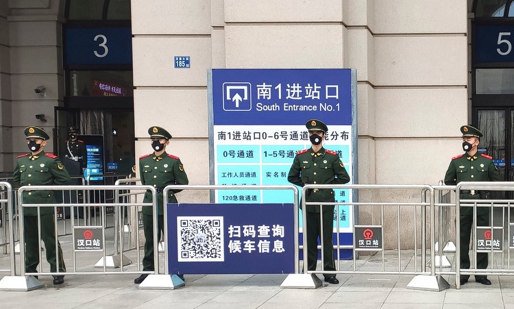 Cảnh sát phong tỏa ga tàu tại thành phố Vũ Hán hôm 23/1. Ảnh: AP
