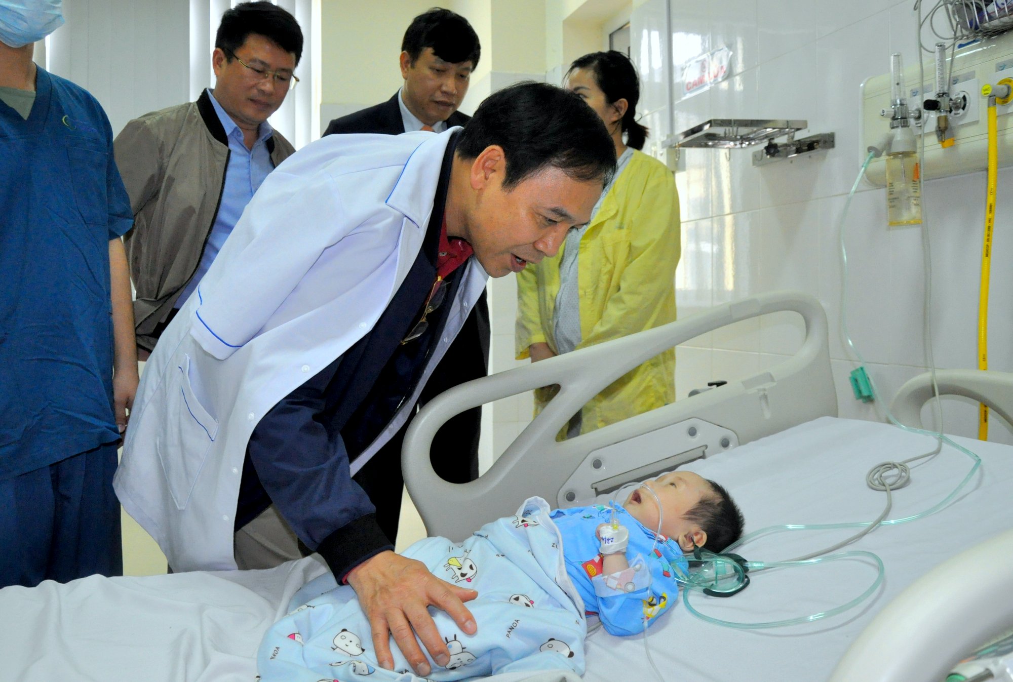 Phó Chủ tịch Thường trực UBND tỉnh Đặng Huy Hậu ân cần thăm hỏi các bệnh nhi đang điều trị tại Bệnh viện Sản Nhi Quảng Ninh.