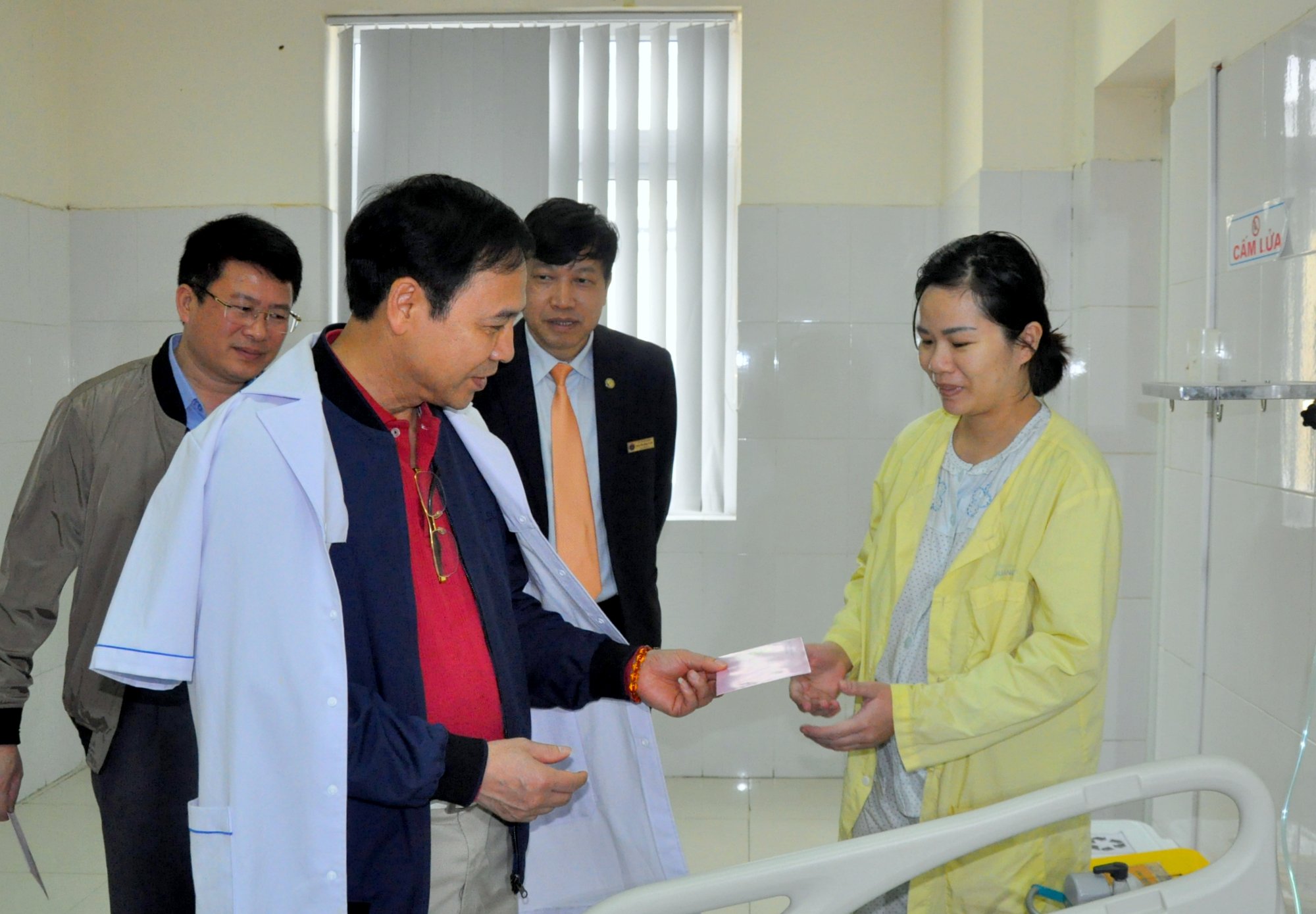 Đồng chí Đặng Huy Hậu thay mặt lãnh đạo tỉnh tặng quà Tết cho các người nhà bệnh nhân.