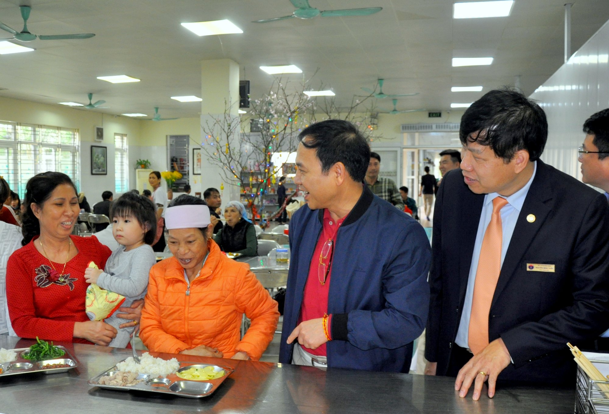 Đồng chí Đặng Huy Hậu, Phó Chủ tịch Thường trực UBND tỉnh tới thăm khu nhà ăn, nhà bếp của Bệnh viện Sản Nhi Quảng Ninh và trò chuyện, thăm hỏi các bệnh nhân, người nhà bệnh nhân.