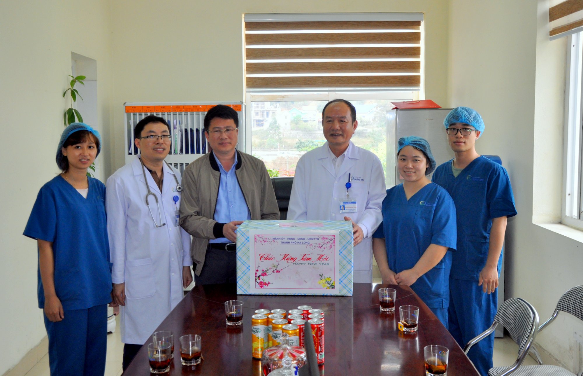 TP Hạ Long tặng quà Tết cho cho tập thể cán bộ, y, bác sĩ Bệnh viện Sản Nhi Quảng Ninh.