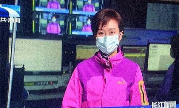 Dịch viêm phổi lạ: MC đeo khẩu trang dẫn chương trình, địa điểm tổ chức gala 'Xuân Vãn' của đài CCTV được khử trùng