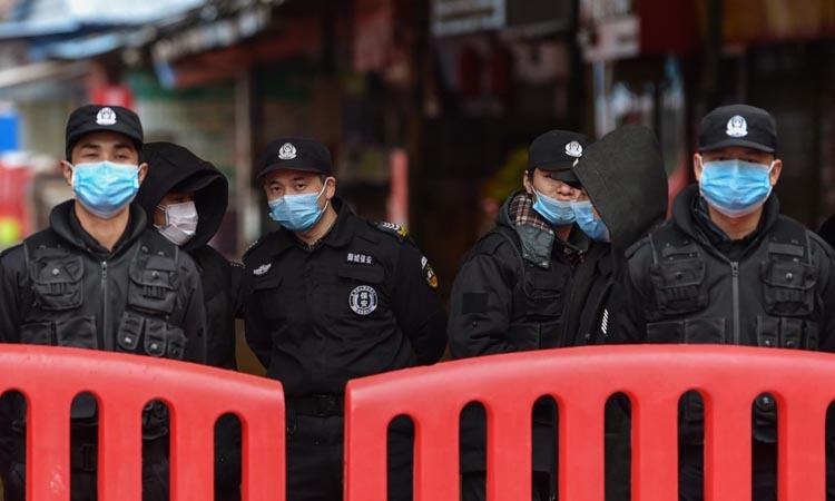 Cảnh sát đứng gác bên ngoài chợ hải sản Huanan, nơi phát hiện virus nCoV tại Vũ Hán, Trung Quốc hôm nay. Ảnh: AFP.