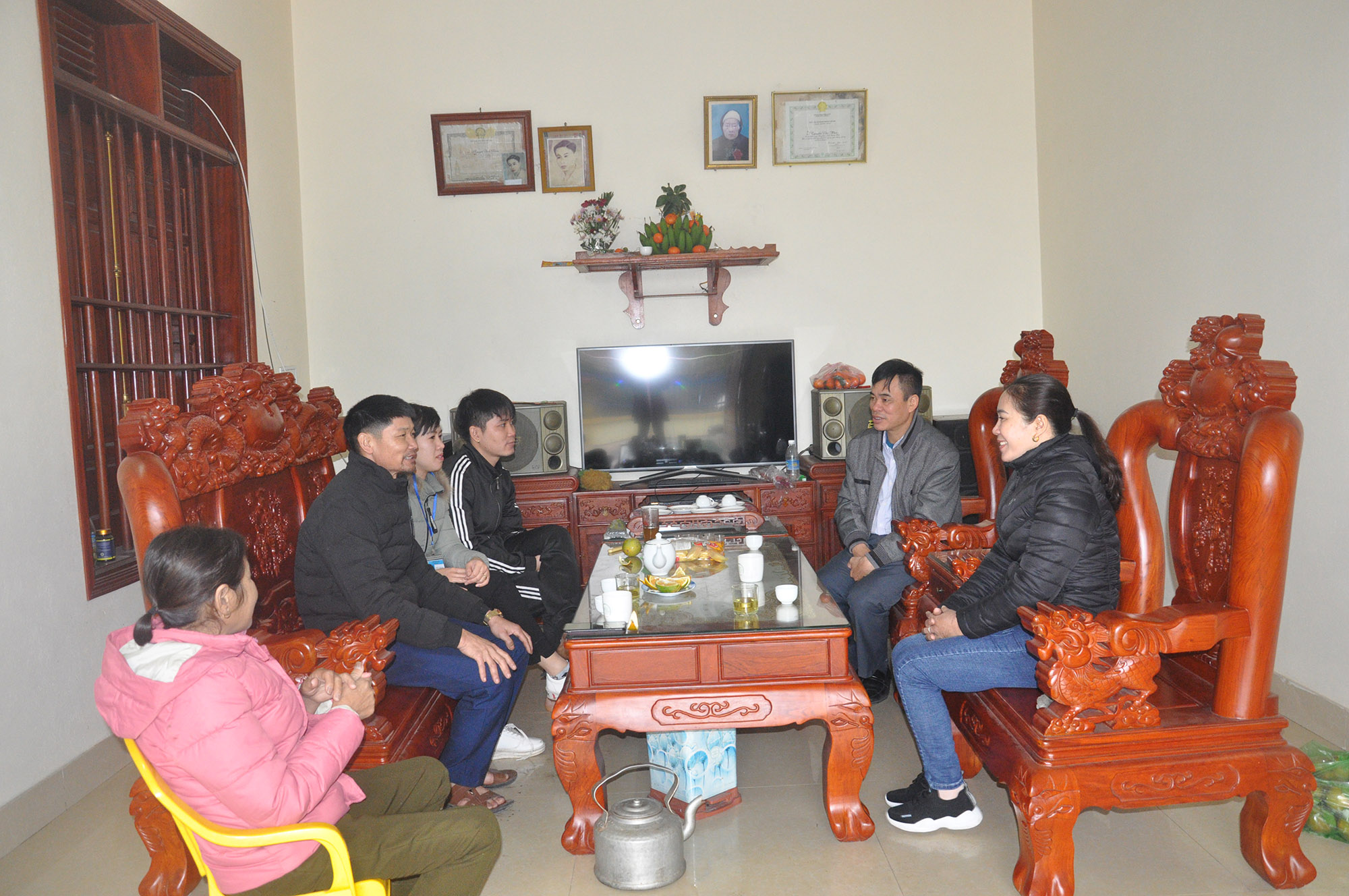 Bí thư Chi bộ thôn và cán bộ Phòng LĐ TB&XH đến thăm gia đình anh Lợi.