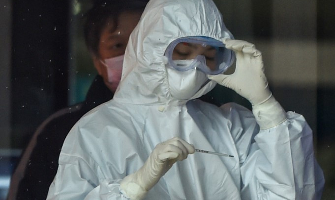Y tá làm việc tại một bệnh viện của thành phố Vũ Hán hôm 24/1. Ảnh: AFP.