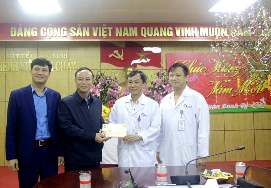 Đồng chí Đỗ Cao Thượng, Phó Chủ tịch LĐLĐ tỉnh tặng quà chúc Tết CBNV Bệnh viện Bãi Cháy.