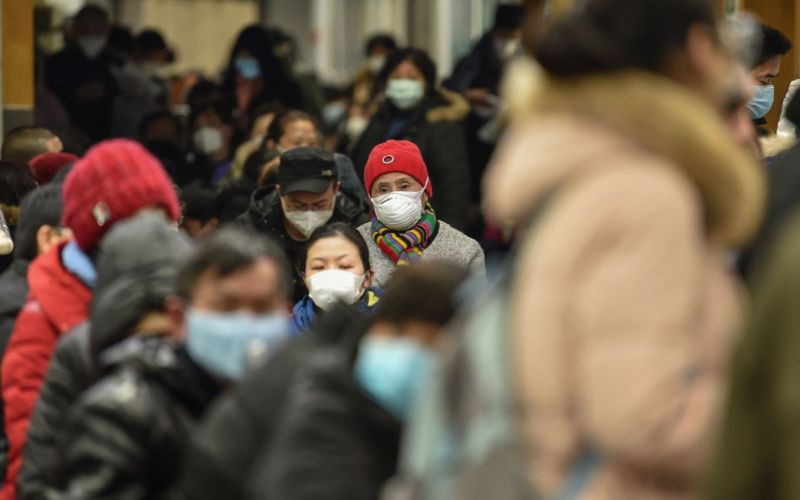 Người dân Vũ Hán, Trung Quốc đeo khẩu trang khi ra đường do lo ngại lây nhiễm virus corona. Ảnh: AP