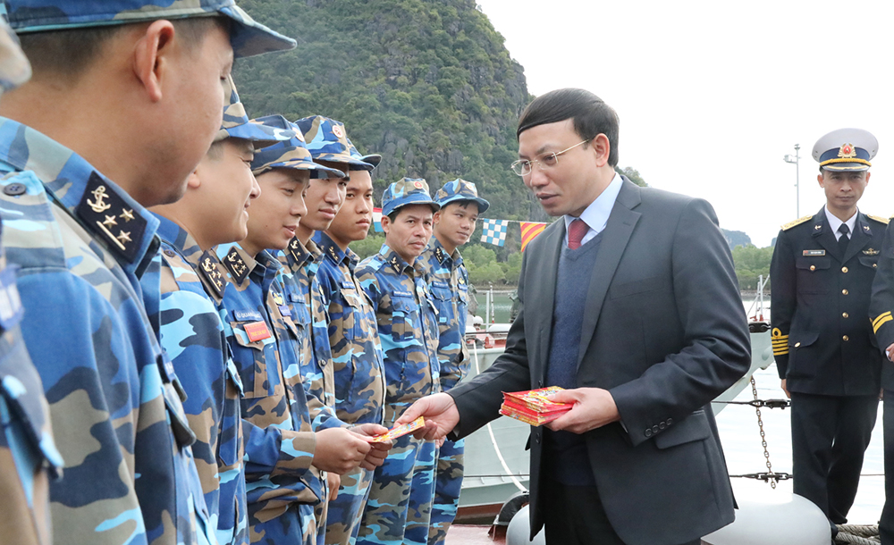 Bí thư Tỉnh ủy Nguyễn Xuân Ký lì xì đầu năm tới CBCS lữ đoàn 170.