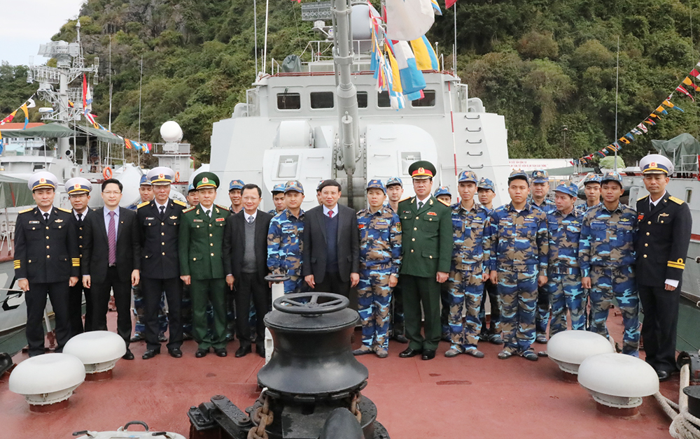 Các đồng chí lãnh đạo tỉnh, Bộ Chỉ huy Quân sự tỉnh, TP Hạ Long chụp ảnh lưu niệm cùng CBCS Lữ đoàn 170.