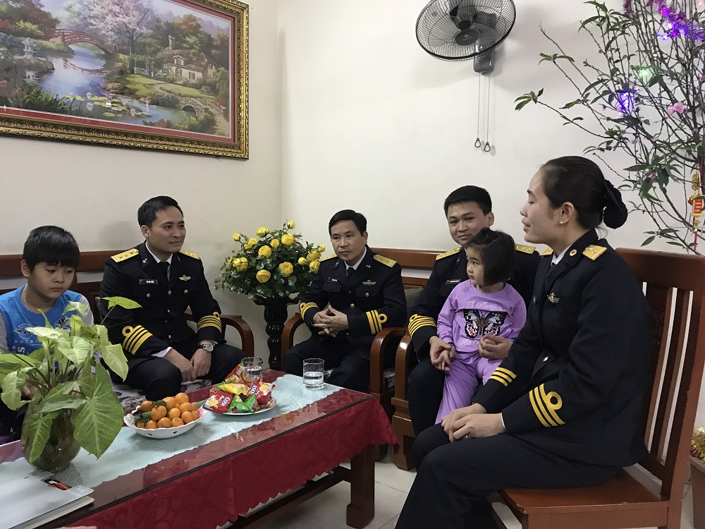 Lãnh đạo Lữ đoàn 170 đến thăm gia đình chị Nguyễn Thị Như Quỳnh, quân nhân công tác tại đơn vị có chồng đang làm nhiệm vụ tại quần đảo Trường Sa. 
