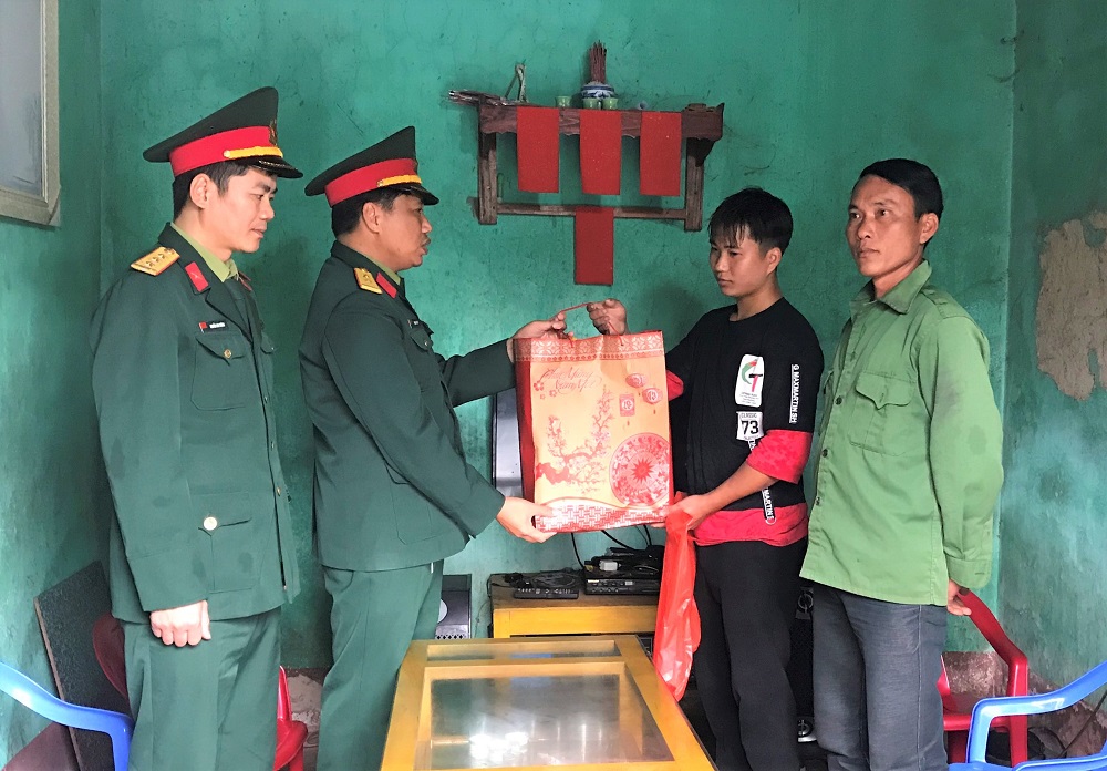Lãnh đạo Ban CHQS huyện Đầm Hà tặng quà cho tân binh có hoàn cảnh có khăn trước khi lên đường nhập ngũ. 