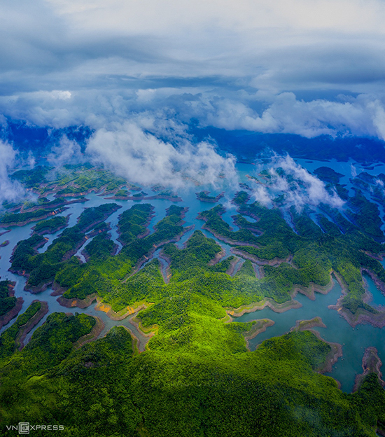 Hồ Tà Đùng, Đắk Nông vẫn còn khá lạ trên bản đồ du lịch nhưng là điểm đến quen thuộc của nhiều nhiếp ảnh gia miền Nam. Tà Đùng được ví như vịnh Hạ Long của núi rừng Tây Nguyên với hơn 40 cồn đảo lớn nhỏ, nhấp nhô trên mặt hồ.