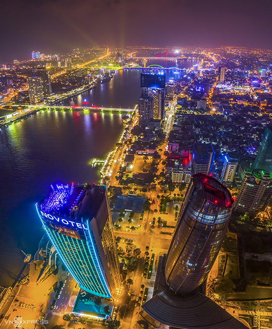  Một góc thành phố Đà Nẵng rực rỡ sắc sắc màu về đêm. Được mệnh danh là 