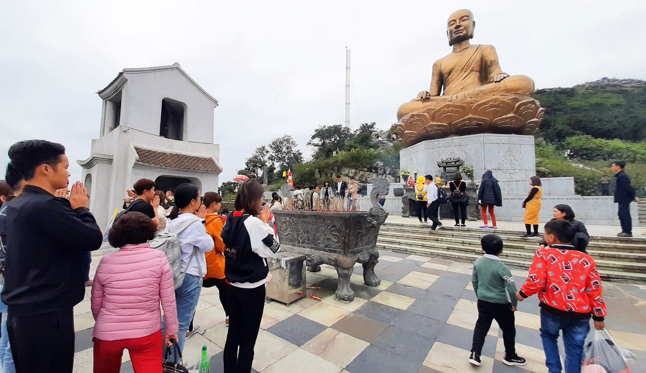 Du khách chiêm bái và tham quan vãng cảnh tại khu đặt tượng đài Phật hoàng Trần Nhân Tông.