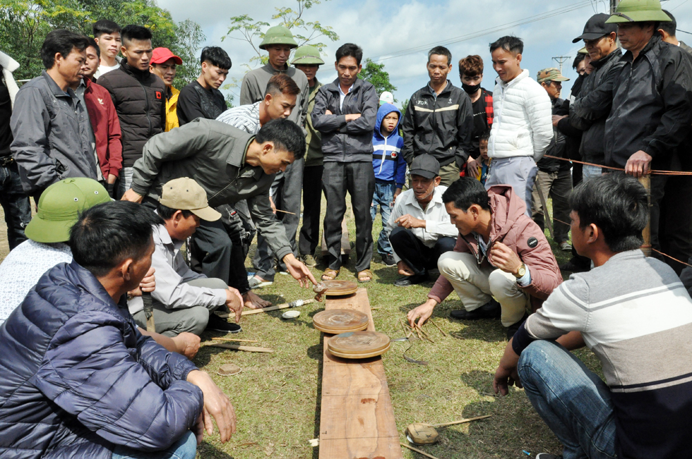 Trò chơi dân gian đánh con quay tại thôn 7, xã Quảng Phong (Hải Hà).