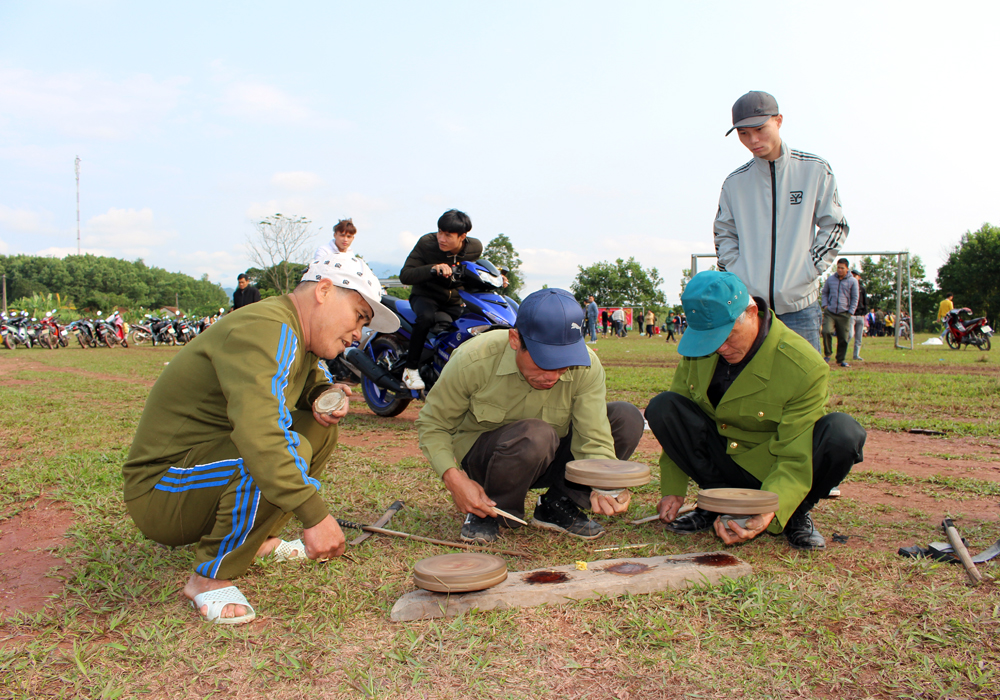 Trò chơi đánh con quay tại xã Quảng An (Đầm Hà).