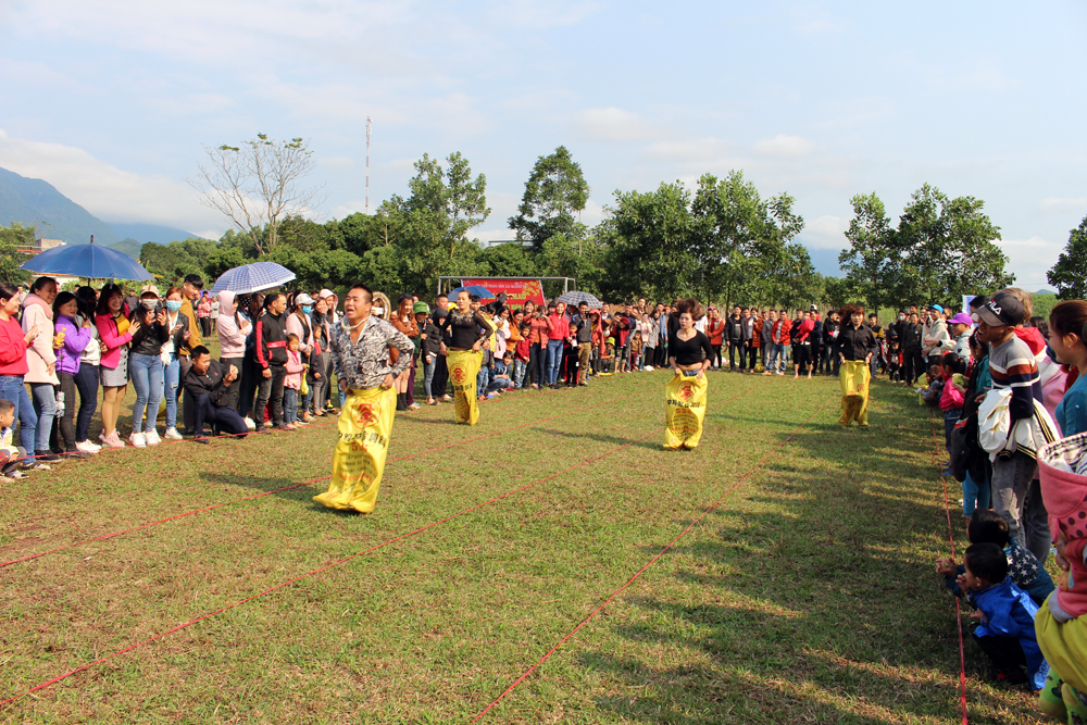 Trò chơi nhảy bao bố thu hút đông đảo người dân xã Quảng An (Đầm Hà).