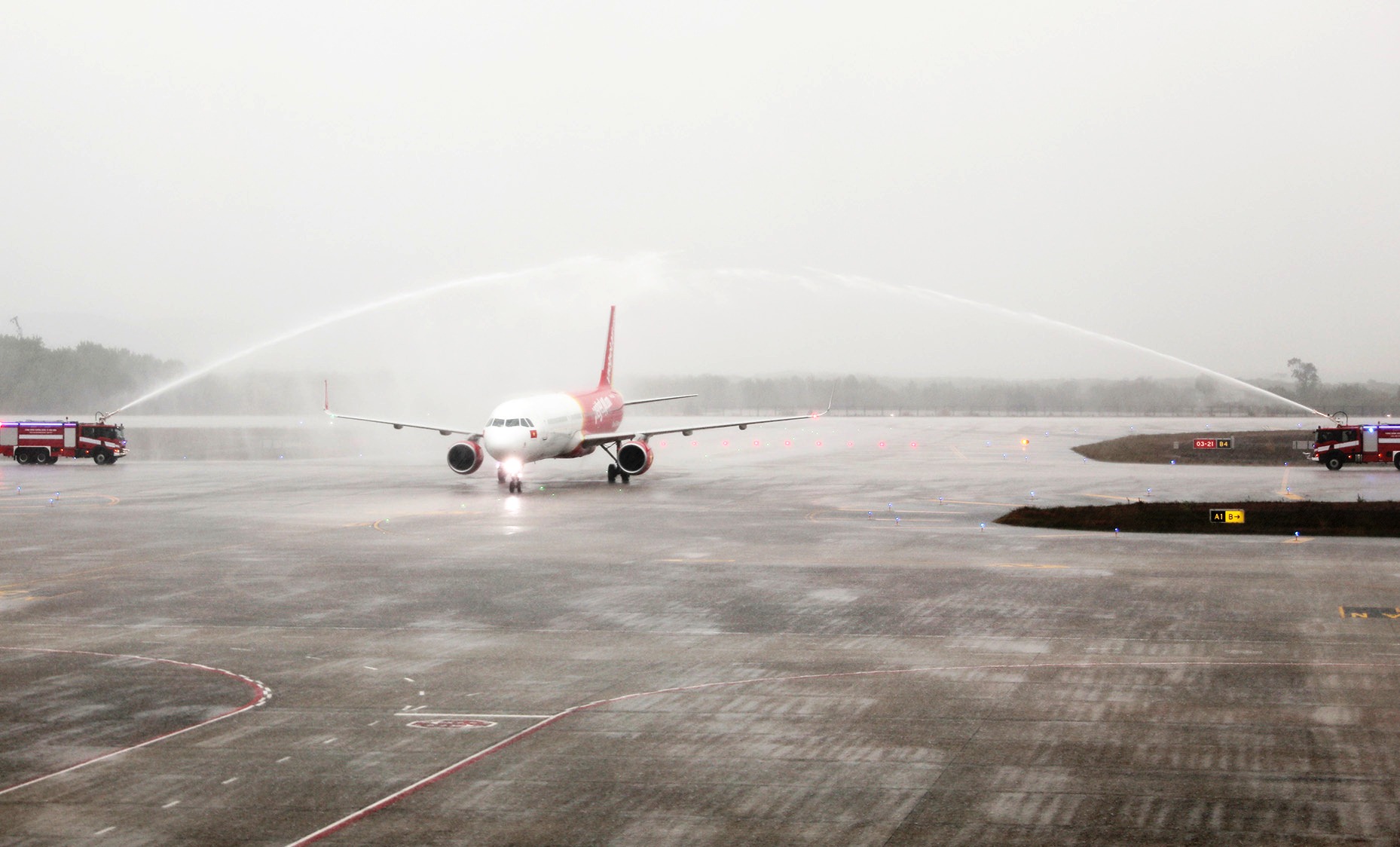 Chuyến bay của hãng hàng không Vietjet Air mang số hiệu VJ 230 hạ cánh tại Cảng hàng không quốc tế Vân Đồn vào sáng ngày mùng 1 Tết.