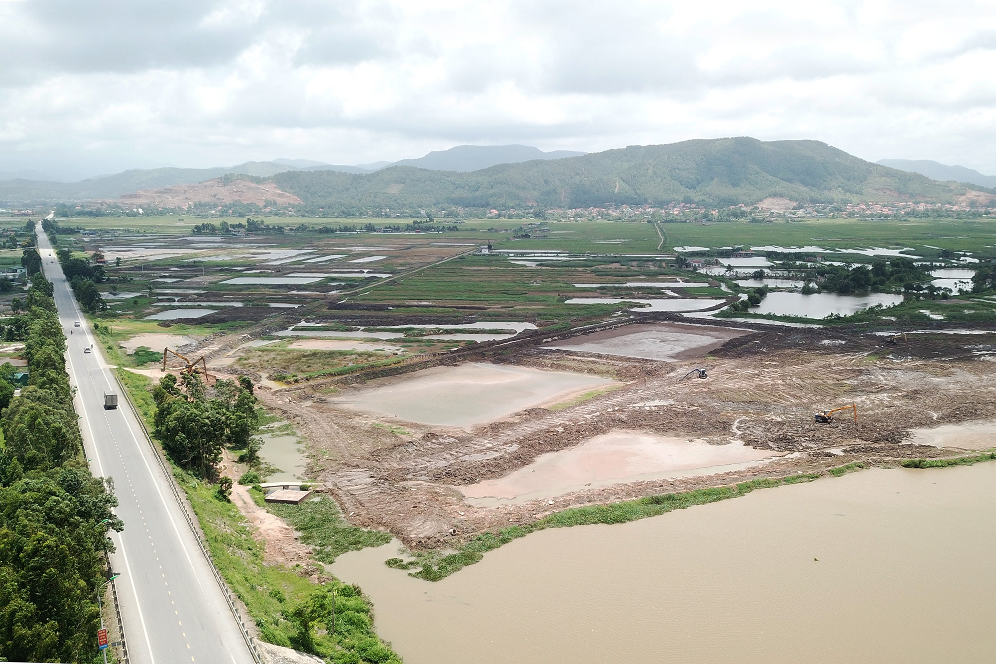 Dự án Khu Công nghiệp Sông Khoai (TX Quảng Yên) đang được Tập đoàn Amata (Thái Lan) triển khai giải phóng mặt bằng. Ảnh: Đỗ Phương