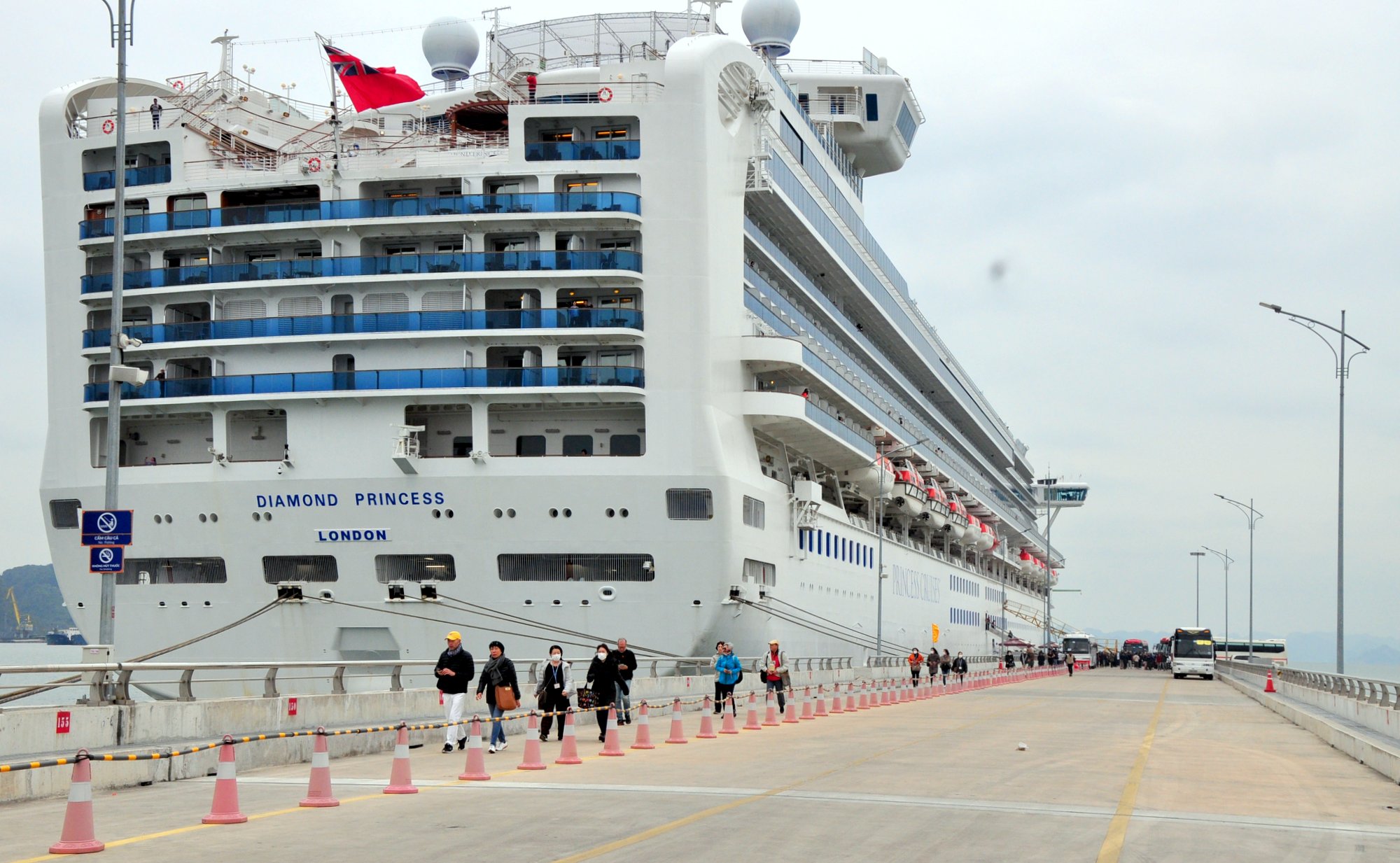 Tàu du lịch quốc tế cập Cảng tàu khách quốc tế Hạ Long.