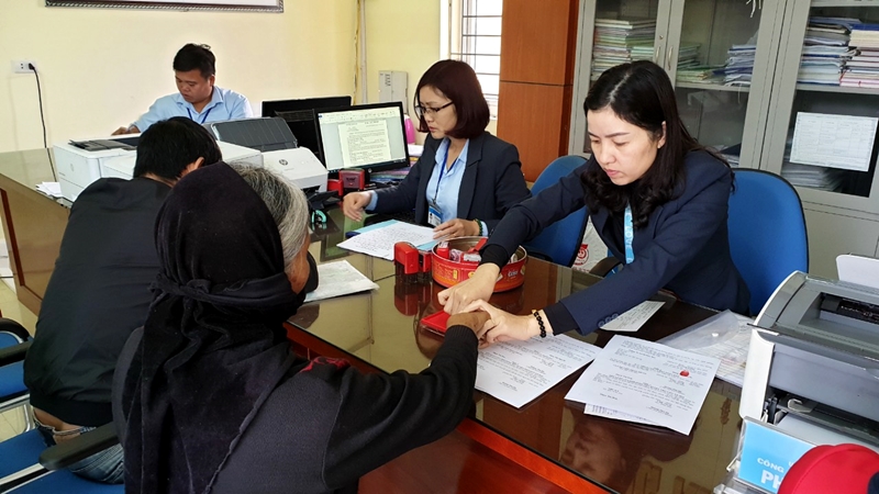 Cán bộ công chức thị trấn Quảng Hà giải quyết thủ tục hành chính cho người dân tại bộ phận một cửa