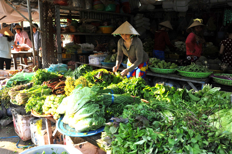  Hàng hoá, rau quả bày bán ở Thổ Chu chủ yếu vận chuyển từ Rạch Giá (Kiên Giang).