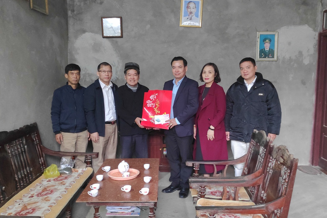 Lãnh đạo Ủy ban MTTQ tỉnh tặng quà Tết, động viên người uy tín trong vùng DTTS huyện Bình Liêu tiếp tục là nòng cốt phong trào thi đua trong năm mới.