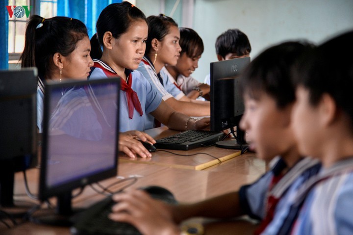 Hơn 1/3 số người sử dụng Internet ở Việt Nam là người chưa thành niên và thanh niên trong độ tuổi 15-24.
