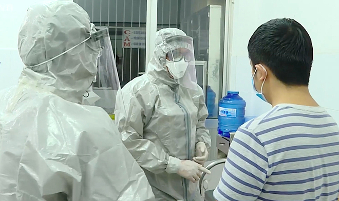 Chăm sóc bệnh nhân nhiễm virus nCoV trong phòng cách ly tại Bệnh viện Chợ Rẫy. Ảnh: Đ.H