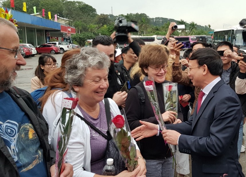 Bí thư Tỉnh ủy Quảng Ninh tặng hoa và lì xì chúc mừng năm mới những vị khách đầu tiên 