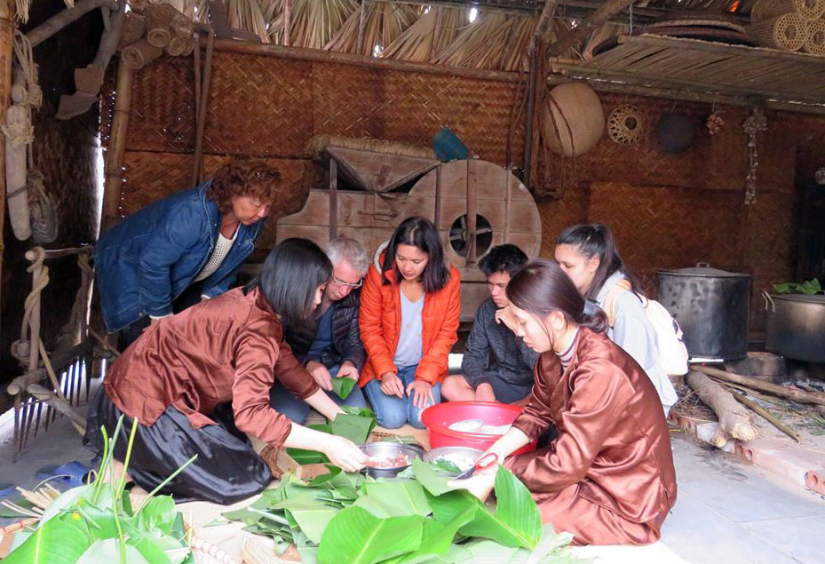 Du khách tham gia gói bánh chưng tại không gian Tết Việt do Bảo Tàng Quảng Ninh tổ chức.