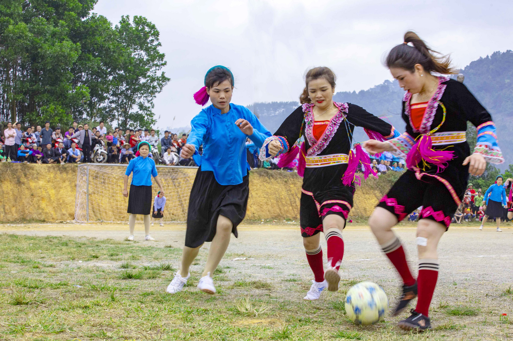 Giao lưu bóng đá giữa dân tộc Dao và dân tộc Sán Chỉ tại xã Hải Sơn, thành phố Móng Cái.
