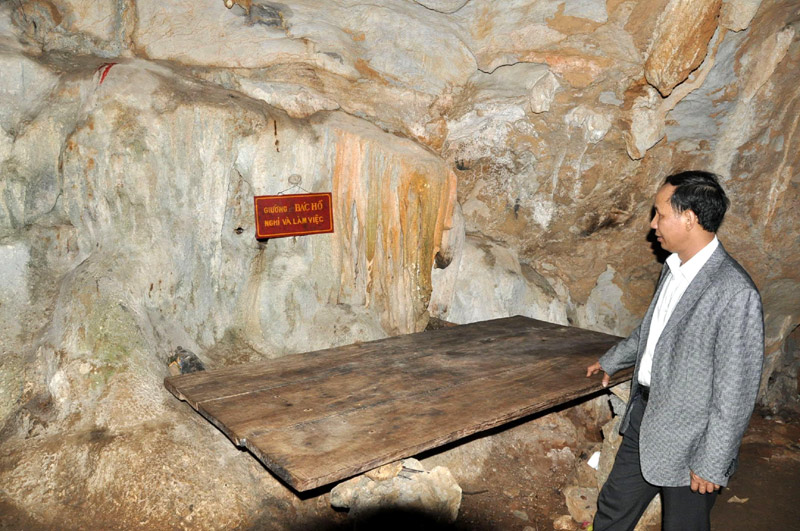  Phản gỗ đơn sơ Bác đã từng ở và làm việc trong hang Cốc Pó.