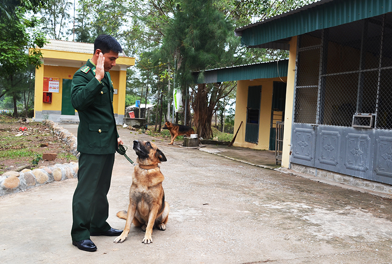 Trung úy Nguyễn Văn Công trong một buổi huấn luyện cho nghiệp vụ.