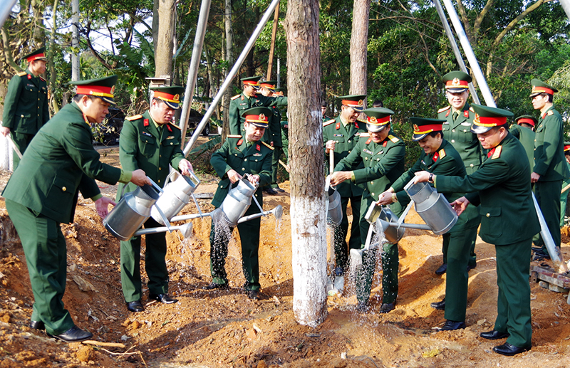 Lãnh đạo Bộ CHQS tỉnh trồng cây tại cơ quan Bộ CHQS tỉnh.