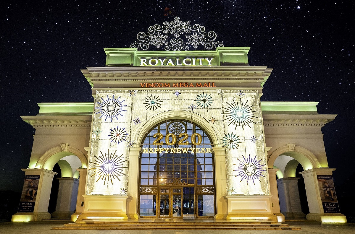 Cổng vũ môn khổng lồ tại Vincom Mega Mall Royal City trở thành “tín hiệu” mở đầu cho mùa lễ hội dịp cuối năm. Từ lâu, người dân đi qua khu vực này coi đây như một tín hiệu quen thuộc để đón xuân, cứ thấy Royal City lên đèn là biết Tết đã tới rồi