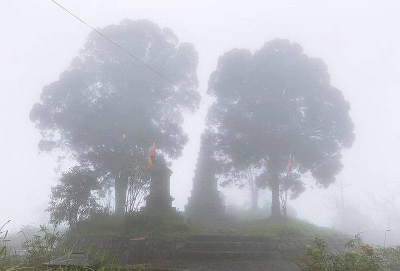 Một ngọn tháp Yên Tử trong mờ hơi sương