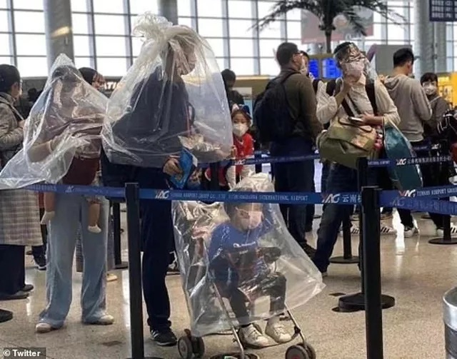 Trùm túi nylon kín người tại sân bay.