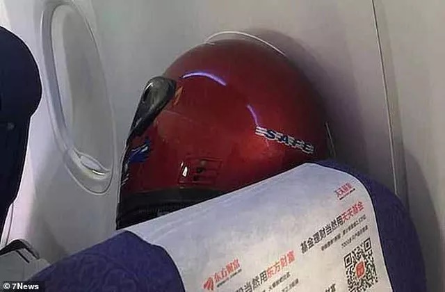 Một hành khách nam đội mũ bảo hiểm suốt chuyến bay từ Thượng Hải (Trung Quốc) tới Perth (Australia)
