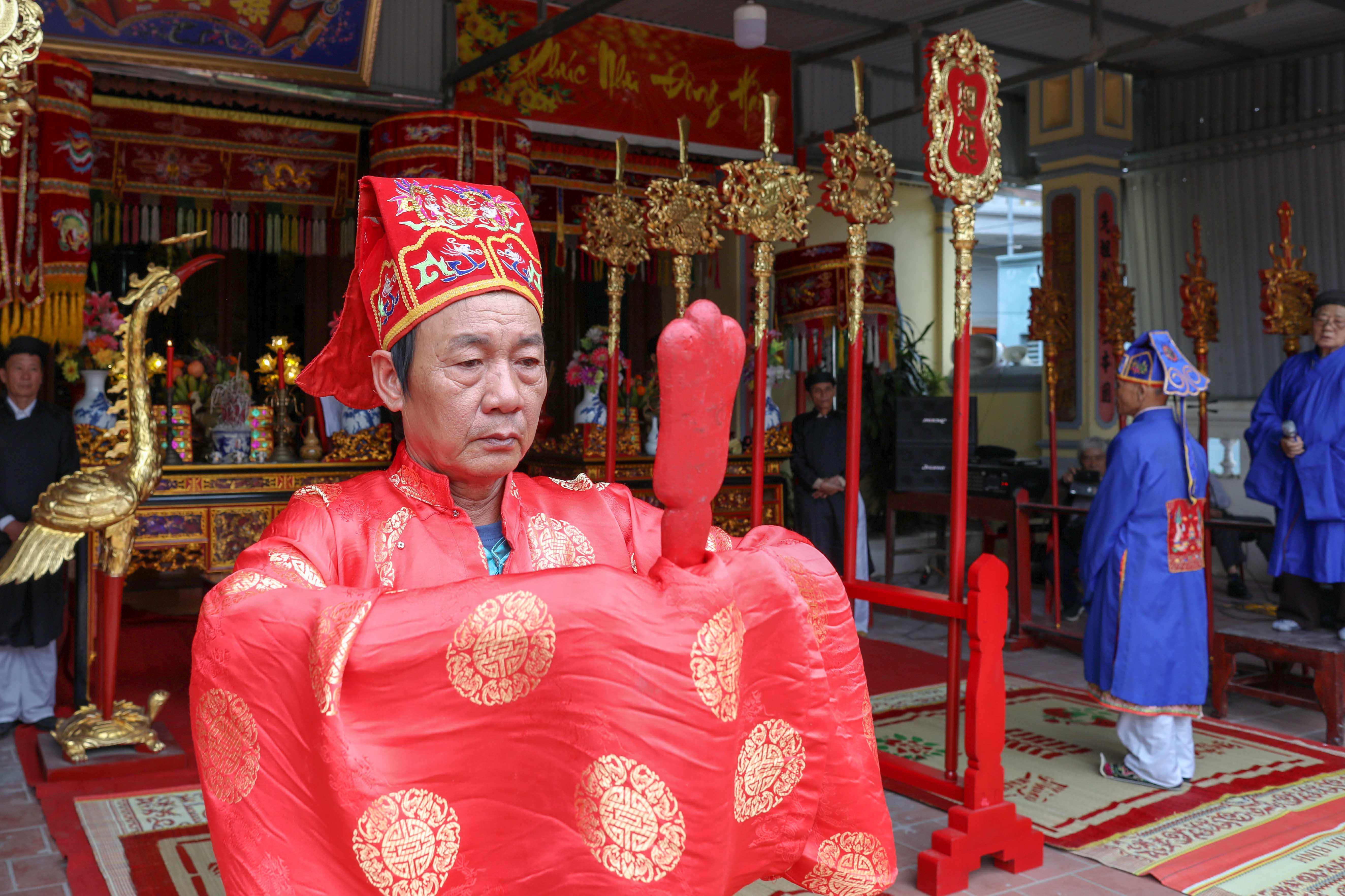 The celebrant performs the ritual in front of tutelary gods and ancestors’ alters 