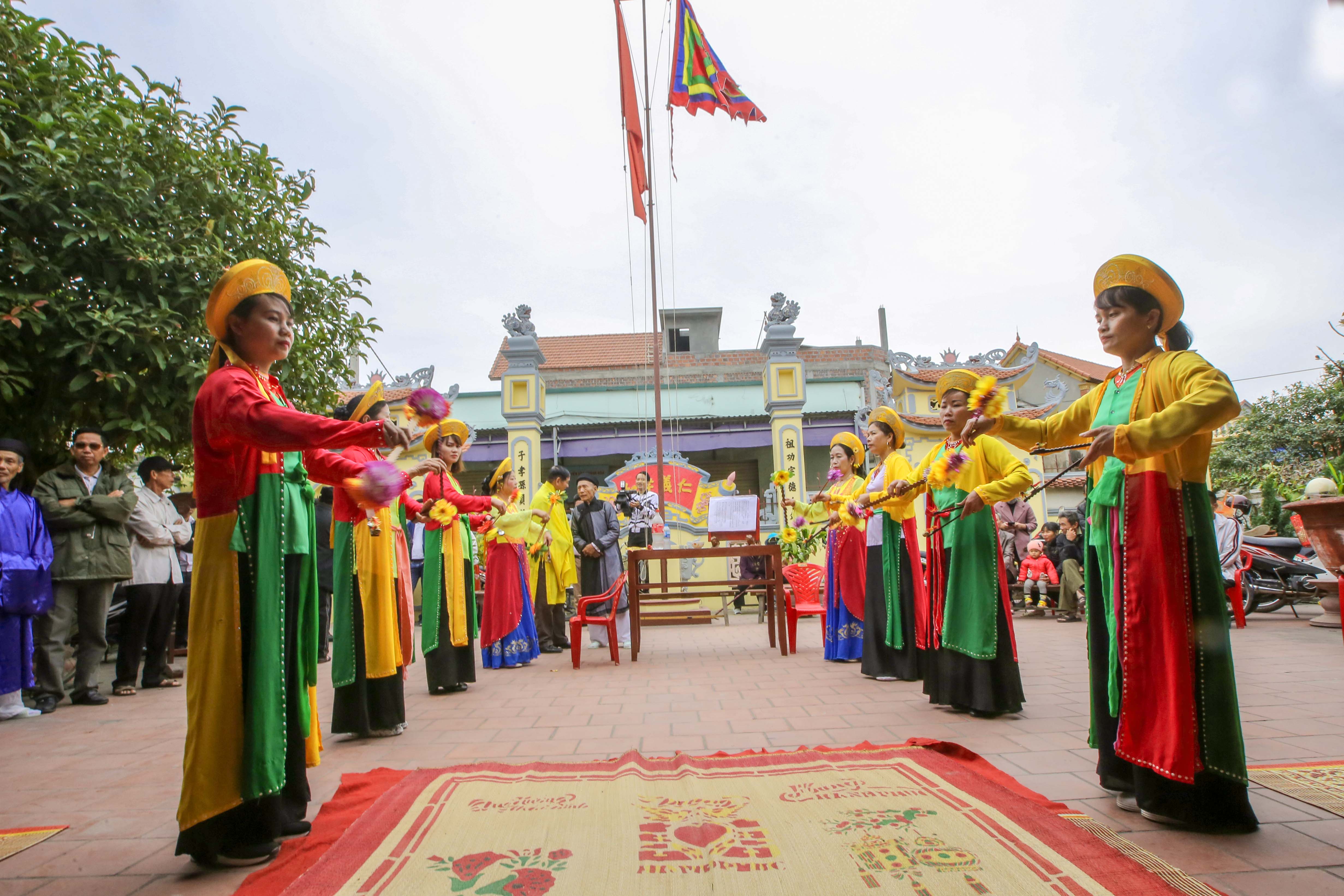 “Senh tien” dancing during the ritual 