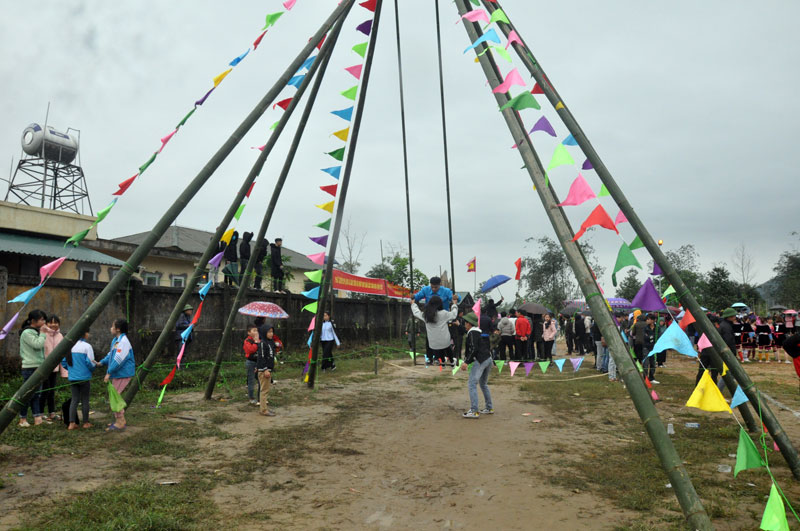 Nhân dân tham gia trò chơi dân gian đánh đu tại Ngày hội văn hóa các dân tộc Hải Sơn lần thứ nhất năm 2019.