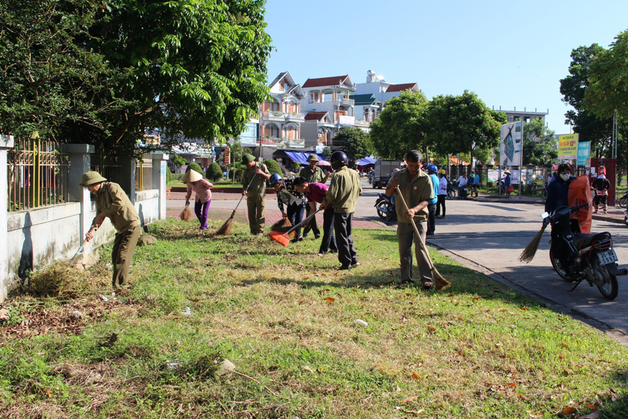 Người dân huyện Đầm Hà dọn dẹp vệ sinh, thu gom rác thải trên các tuyến phố thị trấn Đầm Hà.