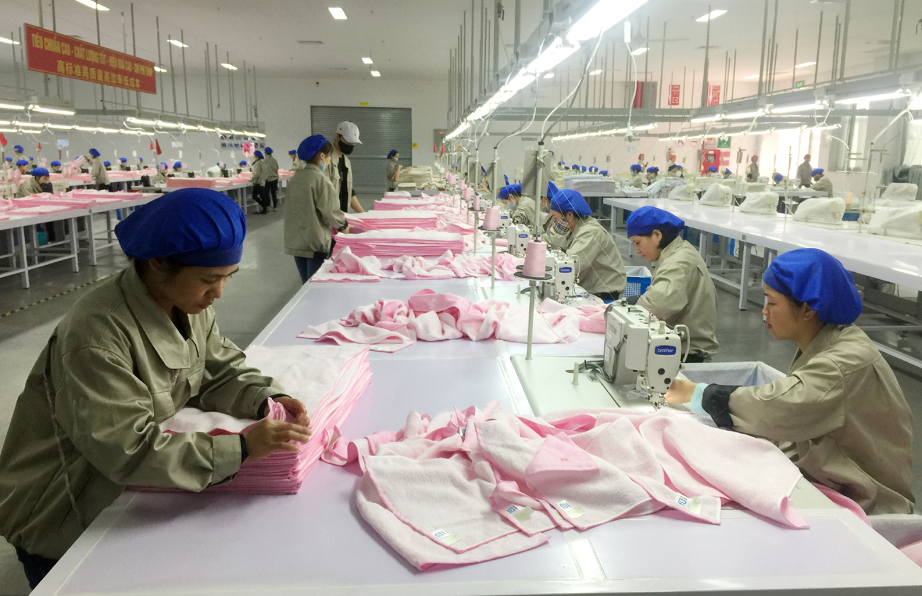 Công nhân Công ty TNHH Đại Đông Việt Nam sản xuất hàng dệt may tại KCN Cảng biển Hải Hà.